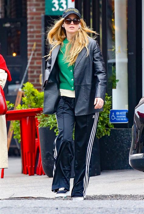 tenis adidas que brillan|Jennifer Lawrence con tenis deportivos en tendencia y pantalones holg.